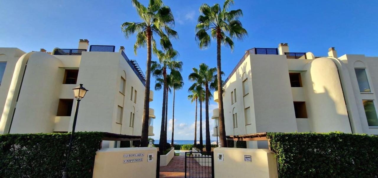 Beachfront Neptuno I, Complex,views,pool,garden, Elviria Appartement